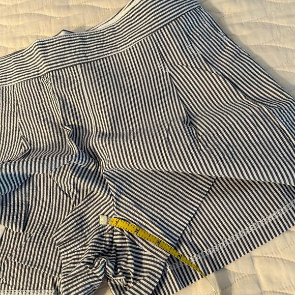 J. Crew Womens navy and white seersucker shorts. Side zip. Size 6. - Picture 3 of 7